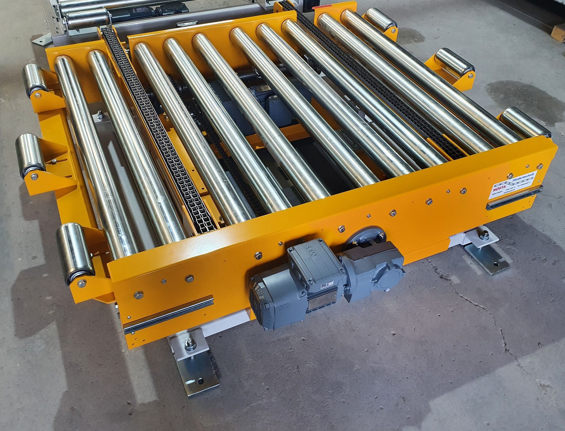 Drehhubtisch mit Rollenförderer und Kettenhubumsetzer