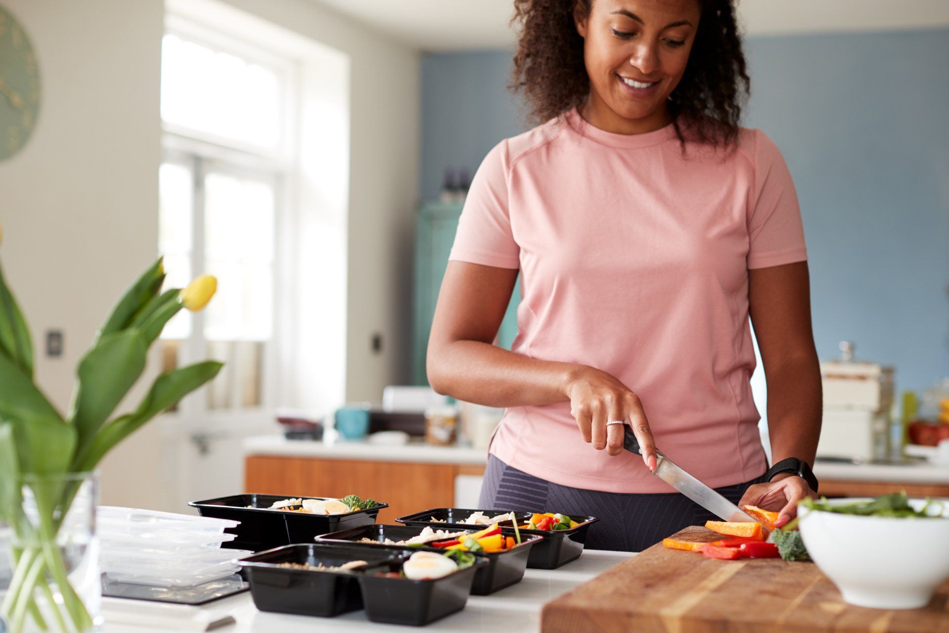 Femme préparant la cuisine avec des produits frais