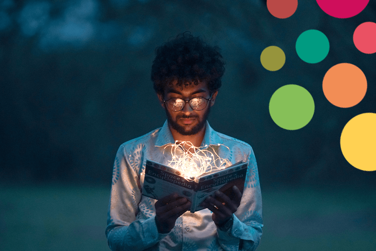 Un homme ouvrant un livre