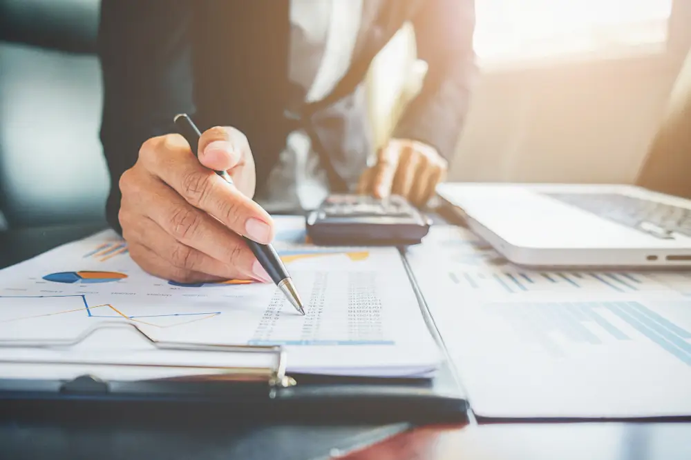 personne qui calcule les finances d'un CSE