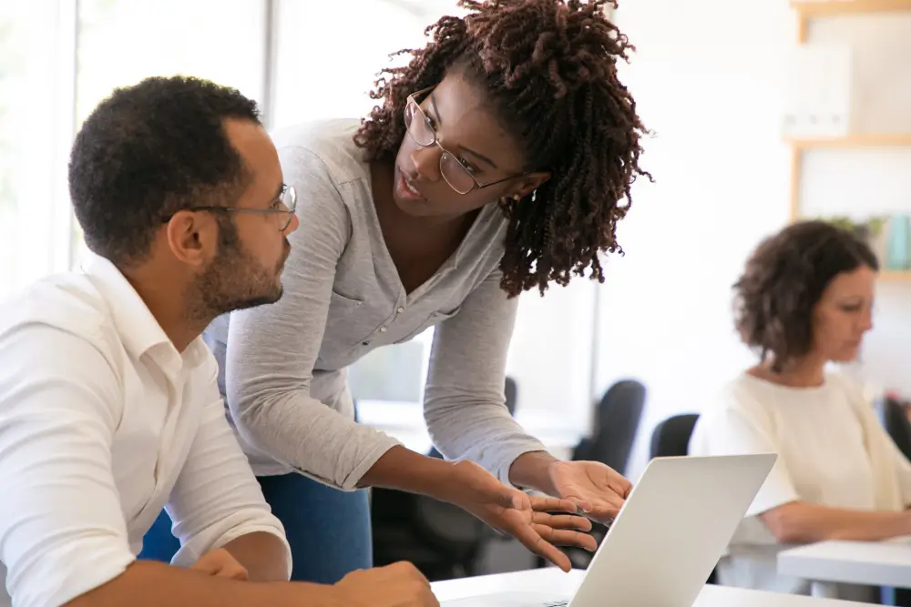 personne qui forme un salarié