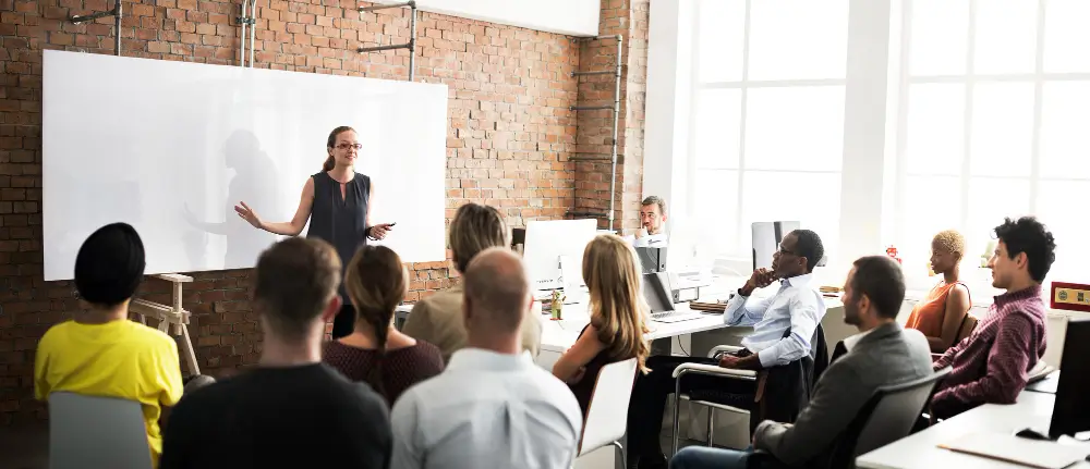 Formatrice en train de réaliser une formation pour des salariés