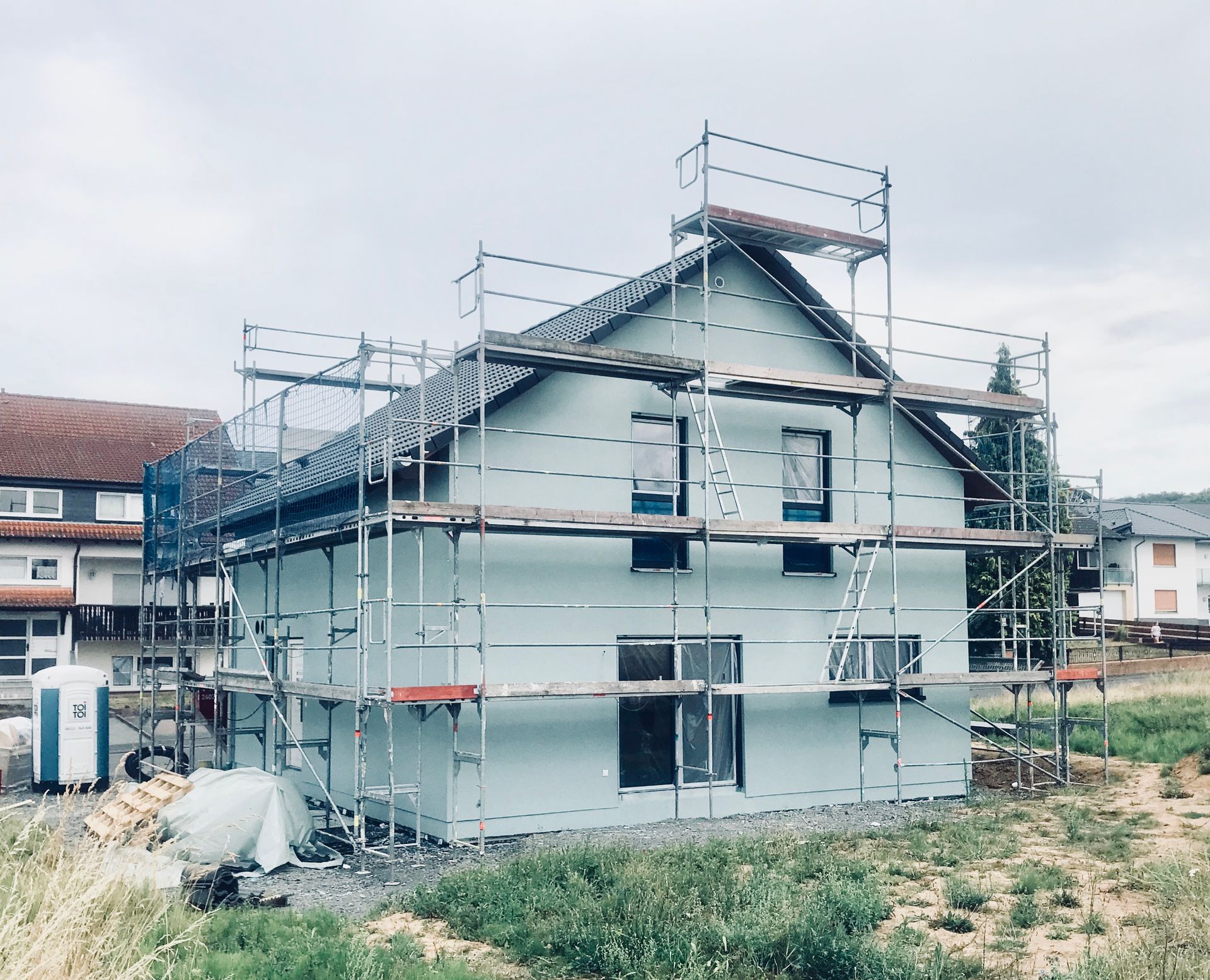 Effizienzhaus 40, 40 plus
Holzständerwerkkonstruktion
Photovoltaikanlage (mit Speicher), Frischluft-Wärmepumpentechnologie