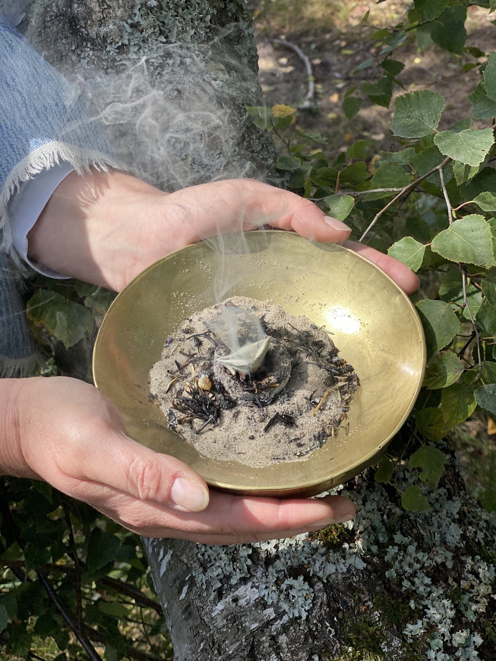 Räuchern im Garten Räucherschale im Sonnenlicht