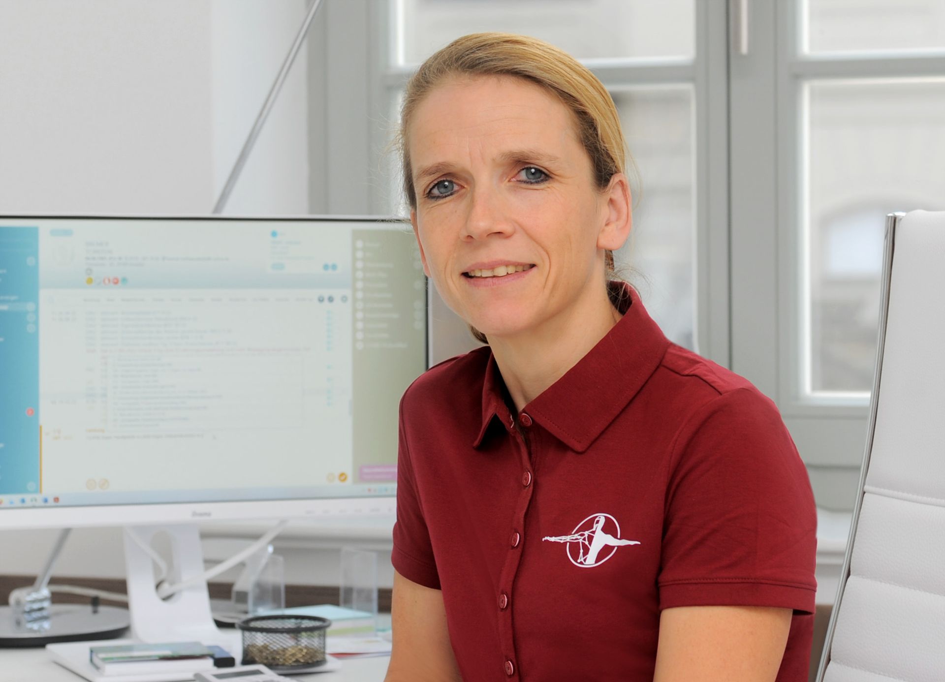 Frau Dr. Friedrich im Behandlungsraum Allgemeinmedizin, Sportmedizin, Privatarzt, Privatärztin, Dresden, Medicus, Frau Dr. Konstanze Friedrich