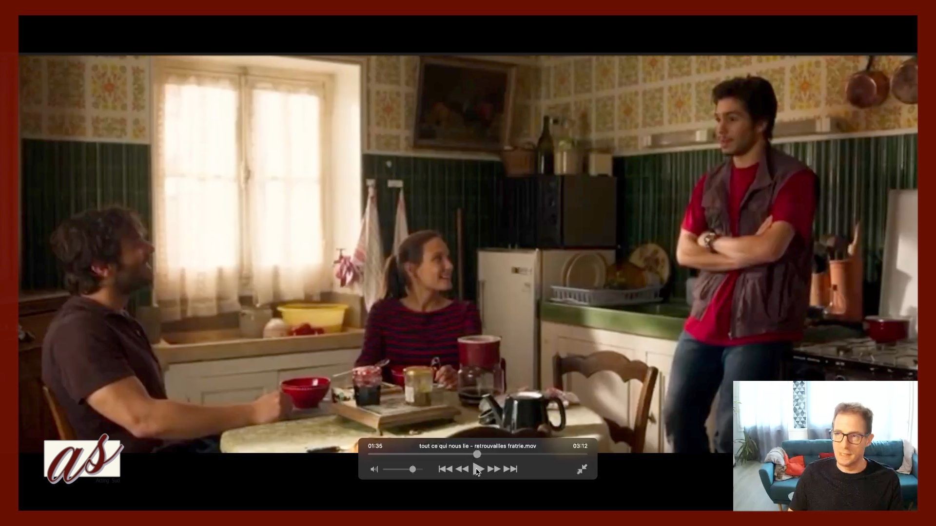 Un nouveau format pour analyser des scènes de jeu caméra : d’abord chez les pros, puis chez les amateurs.
L’objectif : observer, comprendre et progresser.
Je propose des pistes concrètes de travail à partir de scènes réelles, pour que chacun puisse renforcer sa présence et sa justesse devant la caméra.
Ce n’est pas une leçon, c’est une invitation à réfléchir comme un acteur.