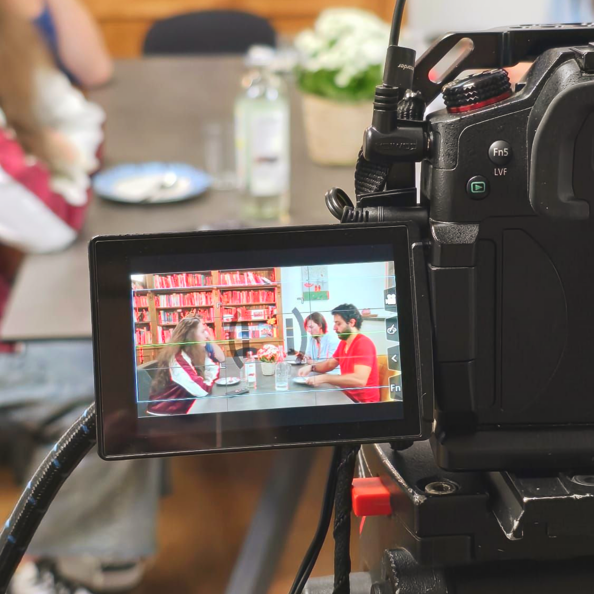 Travailler avec un coach d’acteur, c’est poser des bases solides pour progresser régulièrement.
Je vous accompagne dans la préparation de rôles, castings et dans la création de votre bande démo.
On construit ensemble une routine de travail adaptée à vos objectifs.
C’est un investissement stratégique dans votre carrière, comme pour tout indépendant.
Envie d’évoluer ? Contactez-moi pour démarrer votre coaching individuel.