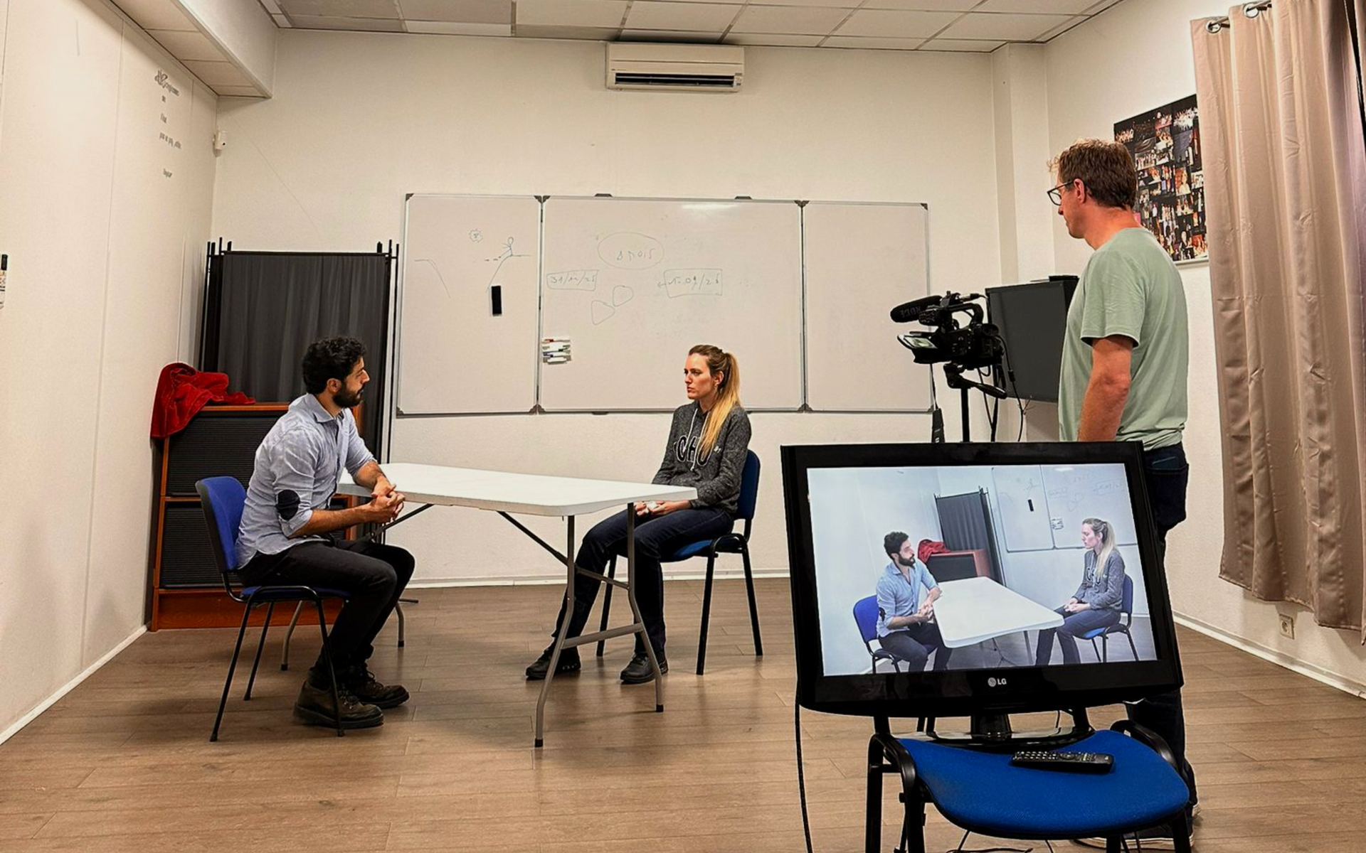 Travailler avec un coach d’acteur, c’est poser des bases solides pour progresser régulièrement.
Je vous accompagne dans la préparation de rôles, castings et dans la création de votre bande démo.
On construit ensemble une routine de travail adaptée à vos objectifs.
C’est un investissement stratégique dans votre carrière, comme pour tout indépendant.
Envie d’évoluer ? Contactez-moi pour démarrer votre coaching individuel.