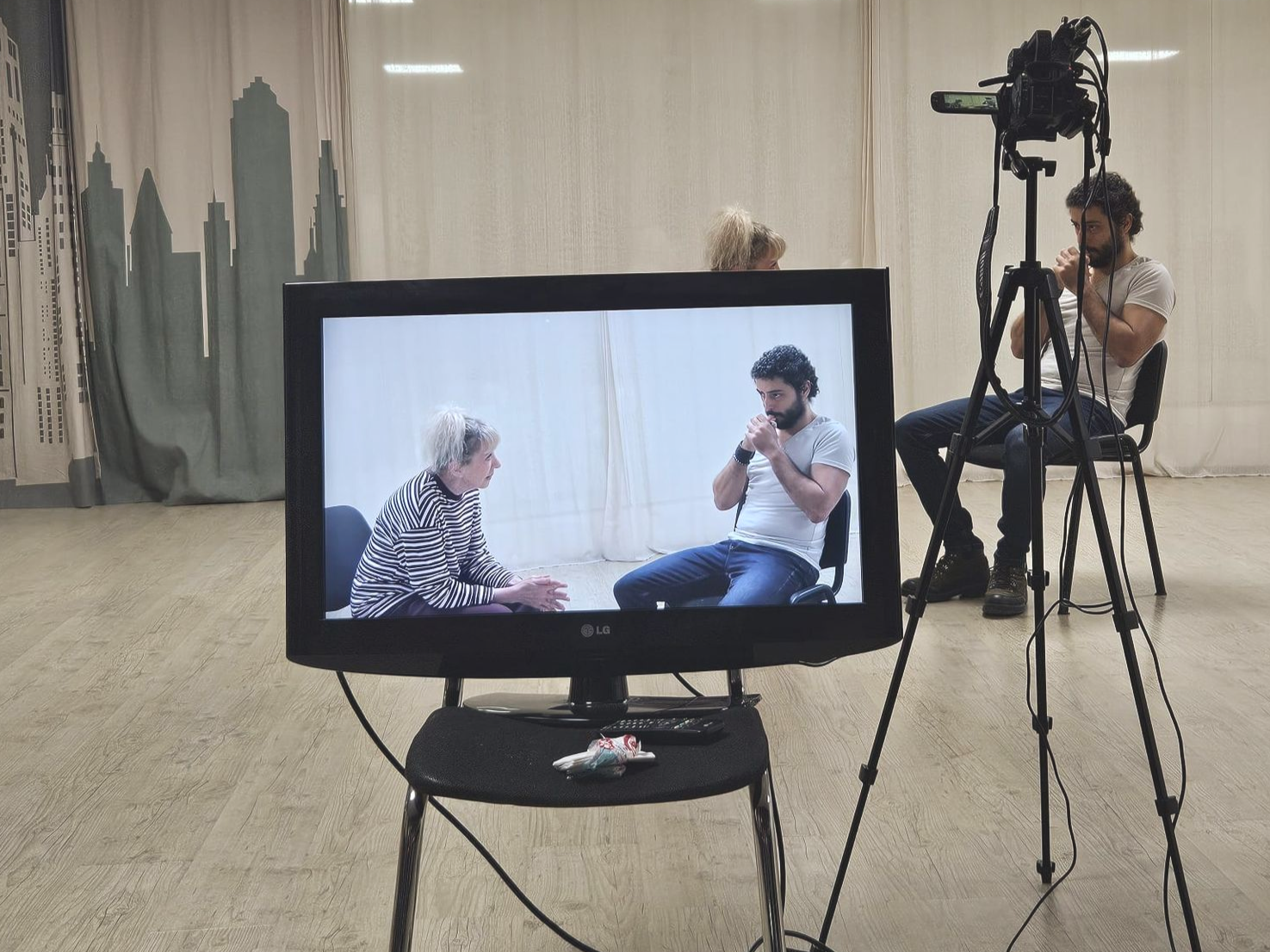 Travailler avec un coach d’acteur, c’est poser des bases solides pour progresser régulièrement.
Je vous accompagne dans la préparation de rôles, castings et dans la création de votre bande démo.
On construit ensemble une routine de travail adaptée à vos objectifs.
C’est un investissement stratégique dans votre carrière, comme pour tout indépendant.
Envie d’évoluer ? Contactez-moi pour démarrer votre coaching individuel.