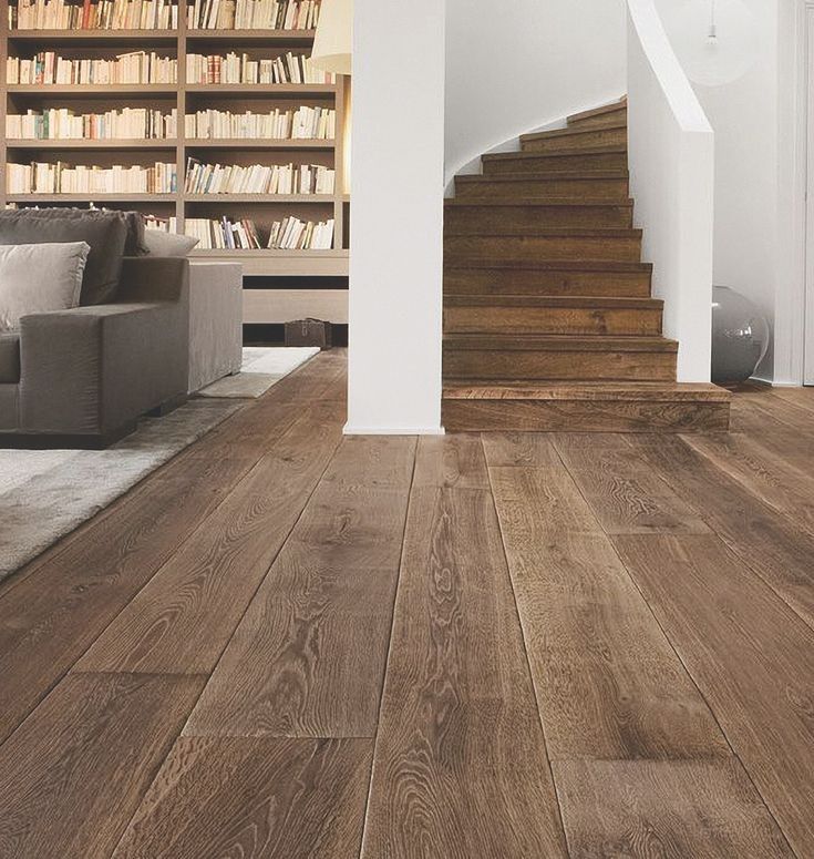Eichenparkett in warmem Braun mit passender Holztreppe im modernen Wohnraum – natürliche Oberfläche von DUPRADAL Parqueterie.