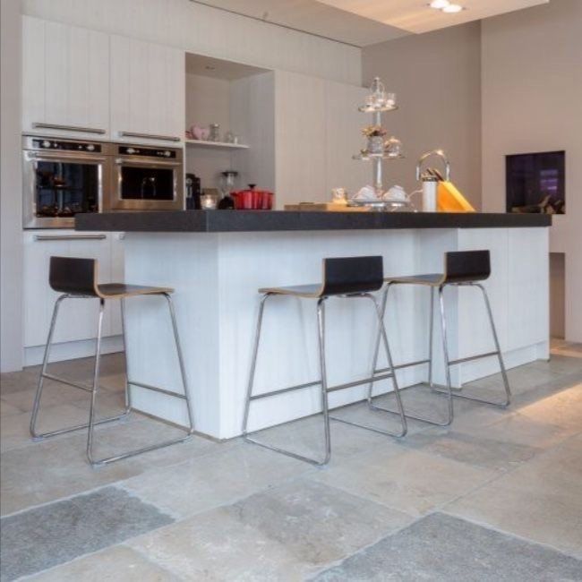 Holzküche Natursteinboden Vintage Burgunderstein in Offgrey und Greigenuancen antike Oberfläche