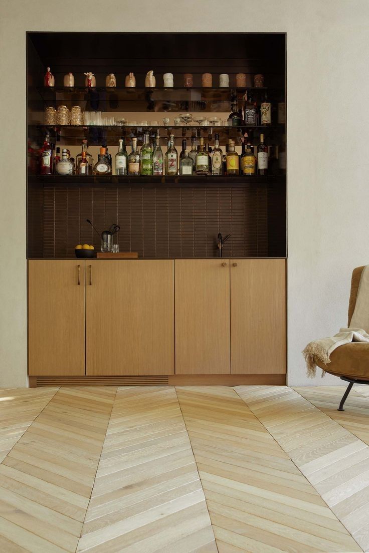 Helles Chevron-Parkett aus Eiche im modernen Wohnraum – französischer Stil und natürliche Eleganz, Parqueterie DUPRADAL.