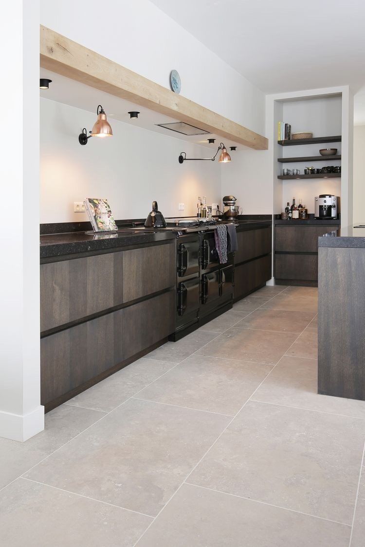 Travertin Beige als Küchenboden mit Schreinerküche aus Holz in Nussbraun Nuancen