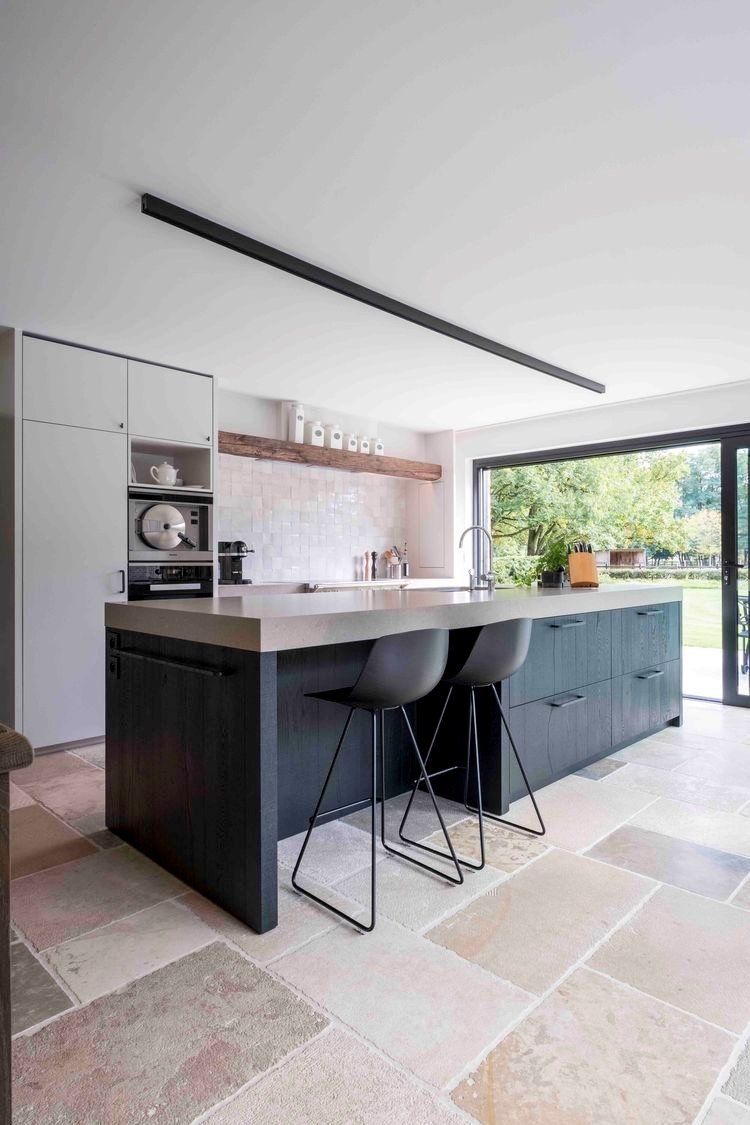 Küche Natursteinboden Holzküche gemischte Ocker- und Beigenuancen antike Oberfläche Burgunderstein