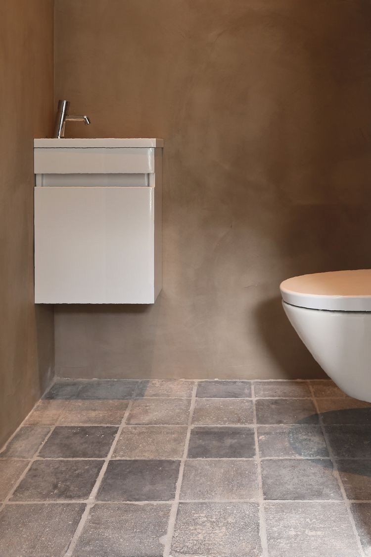 Gäste-WC mit antiken Platten aus Terracotta