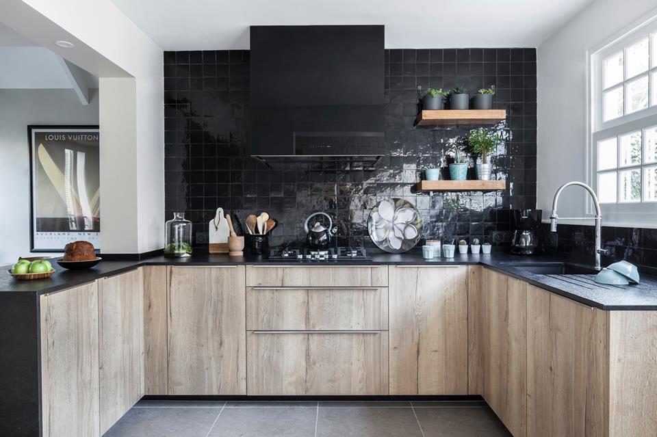 Zellige Fliesen Holzküche Schwarz