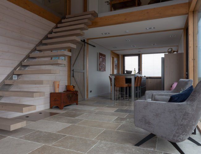 Wohnräume offene Küche mit Burgunderstein Vintage Natursteinboden in gemischten Grau- und Beigenuancen