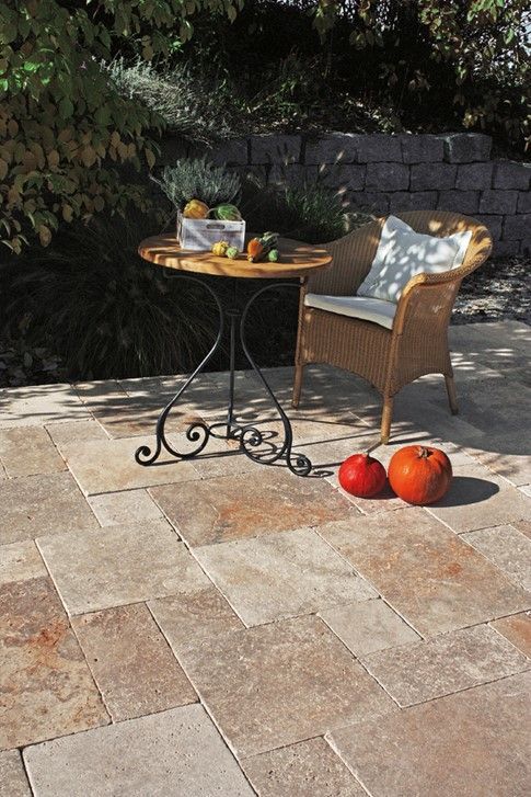 Naturstein Terrassenplatten aus Travertin Beige in gemischten Ockerbeige- und Braunnuancen