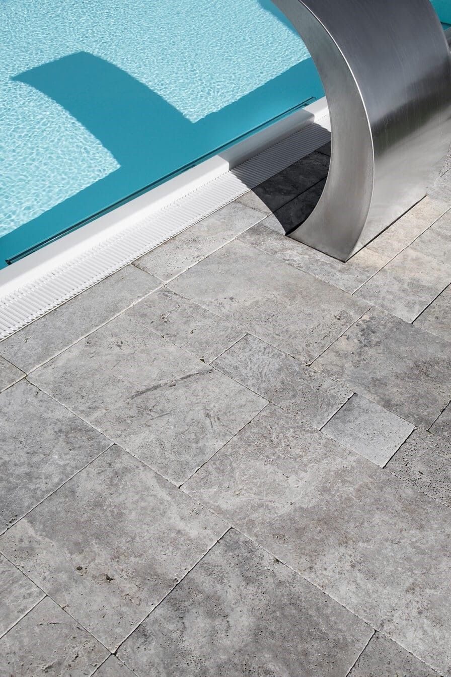 Naturstein Terrassenplatten aus Travertin Silver Graunuancen