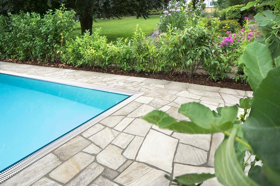 Terrassenplatten aus hellem Quarzit Naturstein im römischen Verband verlegt