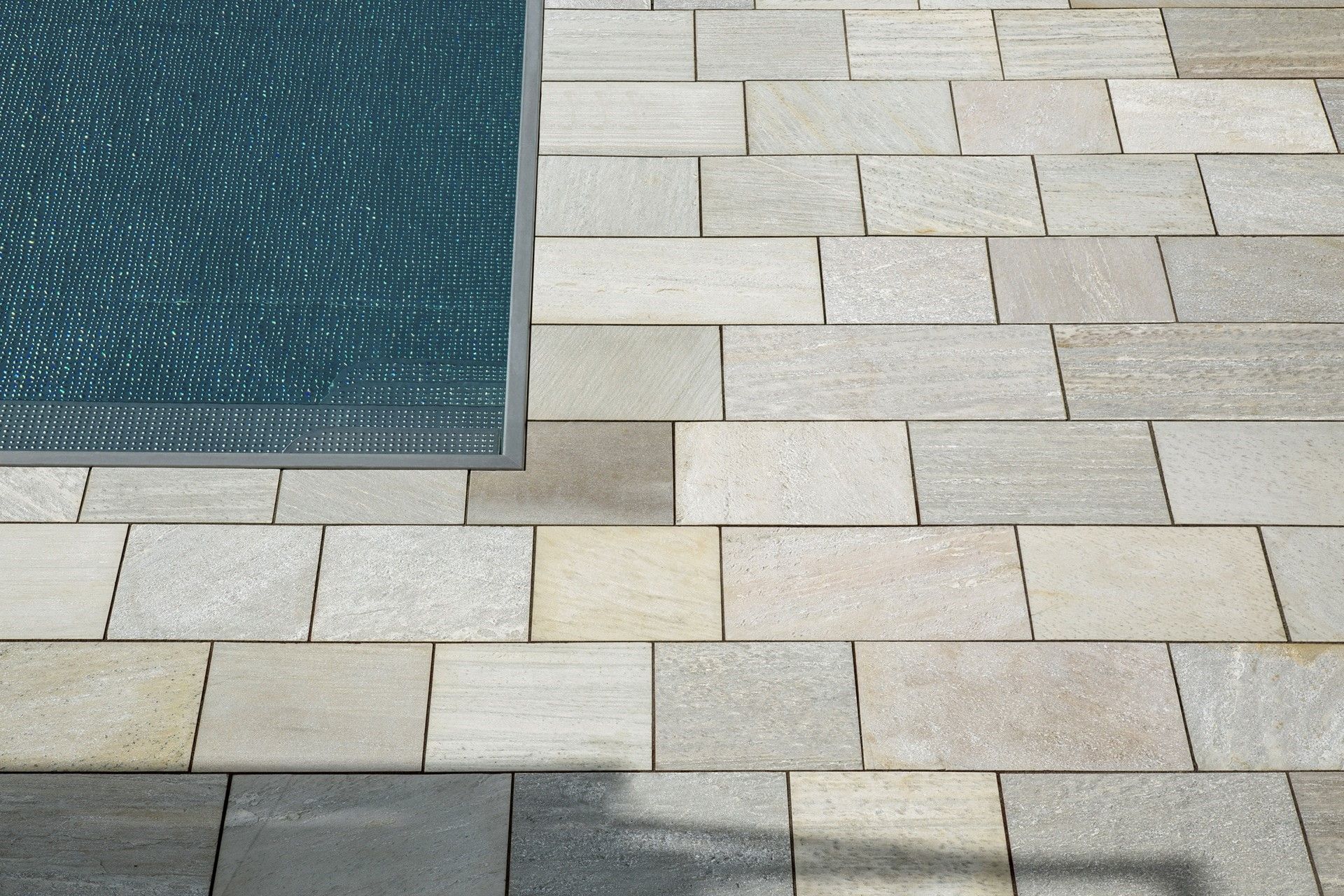 Terrassenplatten aus grauem Quarzit Naturstein im Läuferverband verlegt