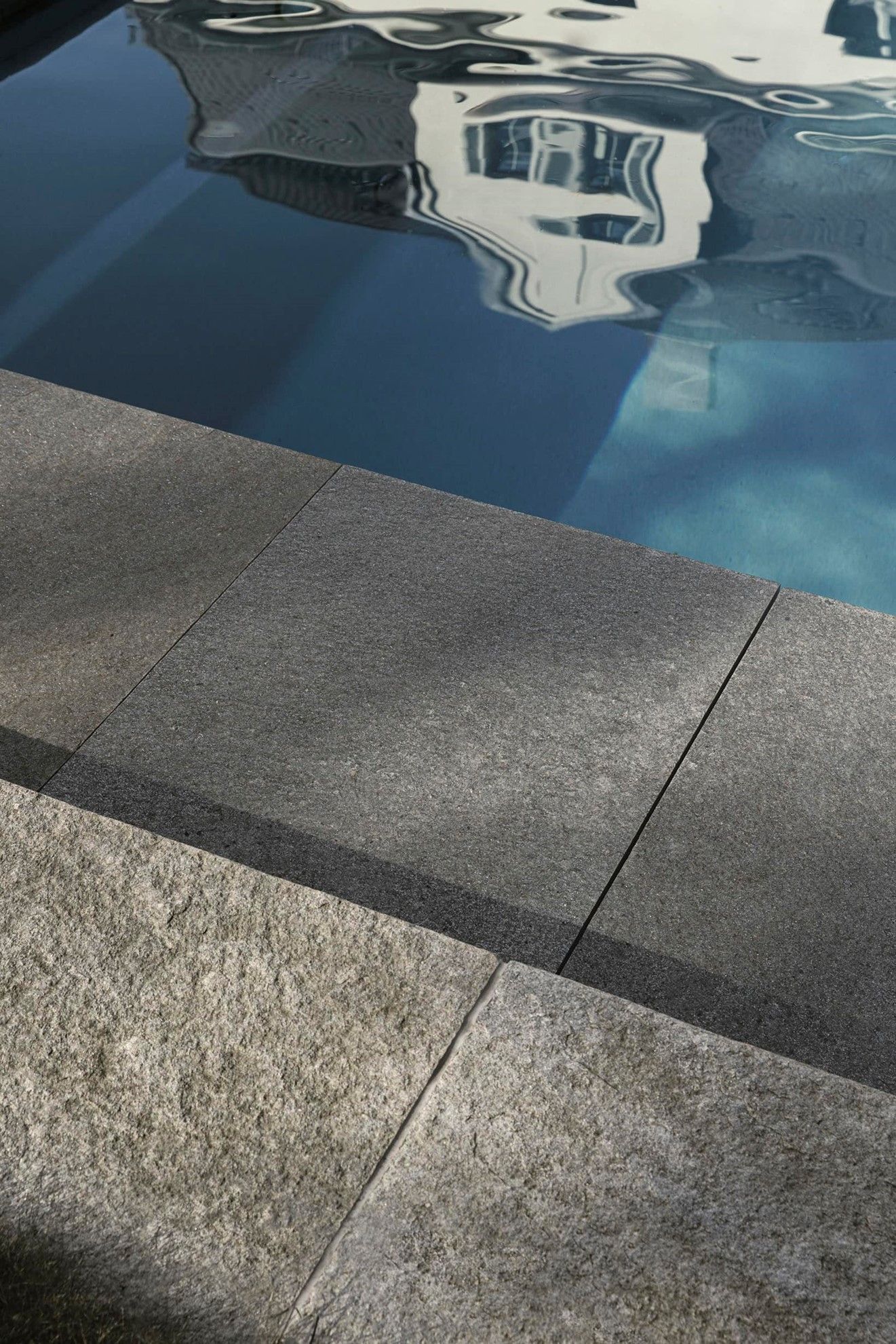 Terrassenplatten aus italienischem Gneis Naturstein Grau