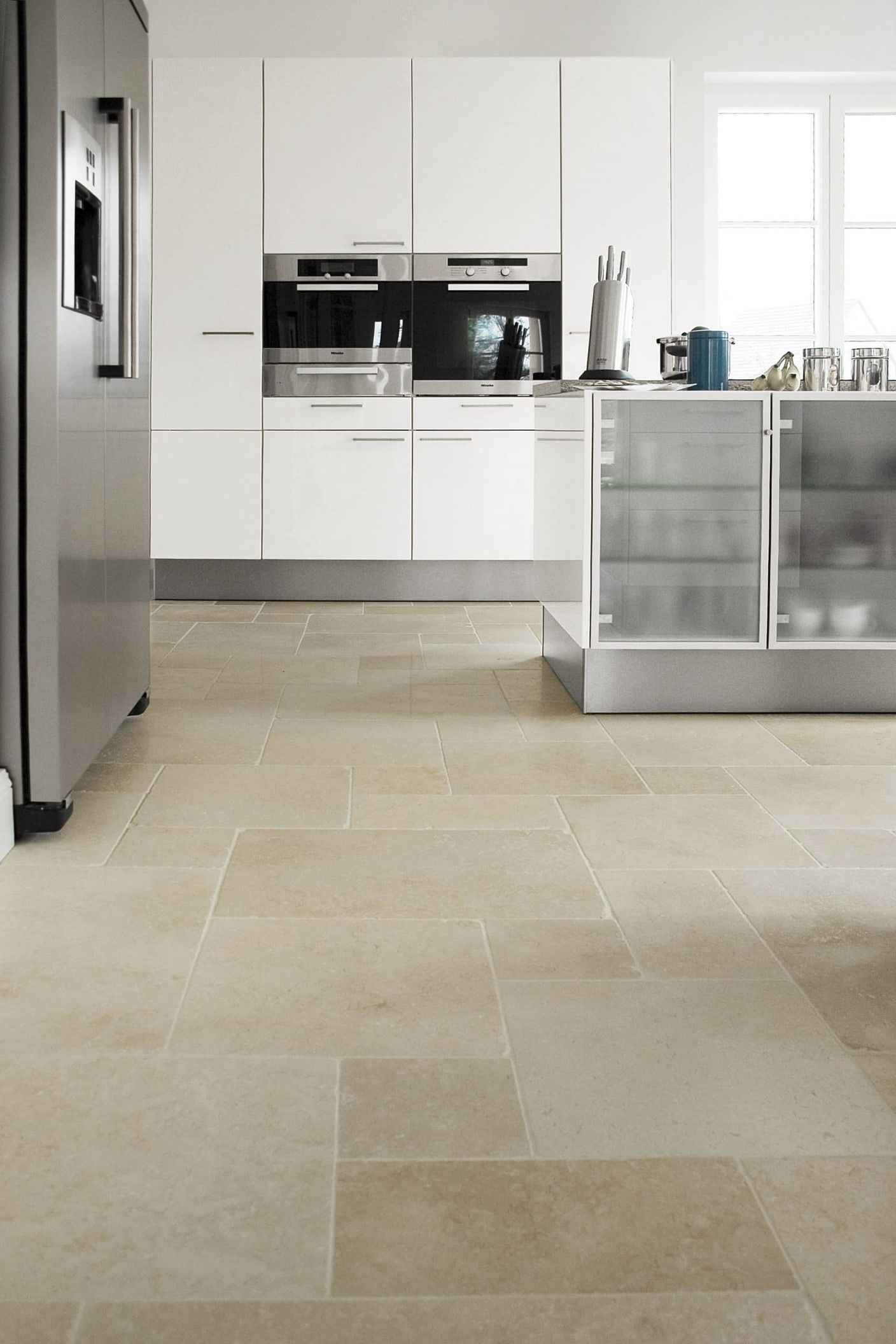 Küche in weiß Hochglanz und Natursteinboden aus Galala Beige Antik getrommelt