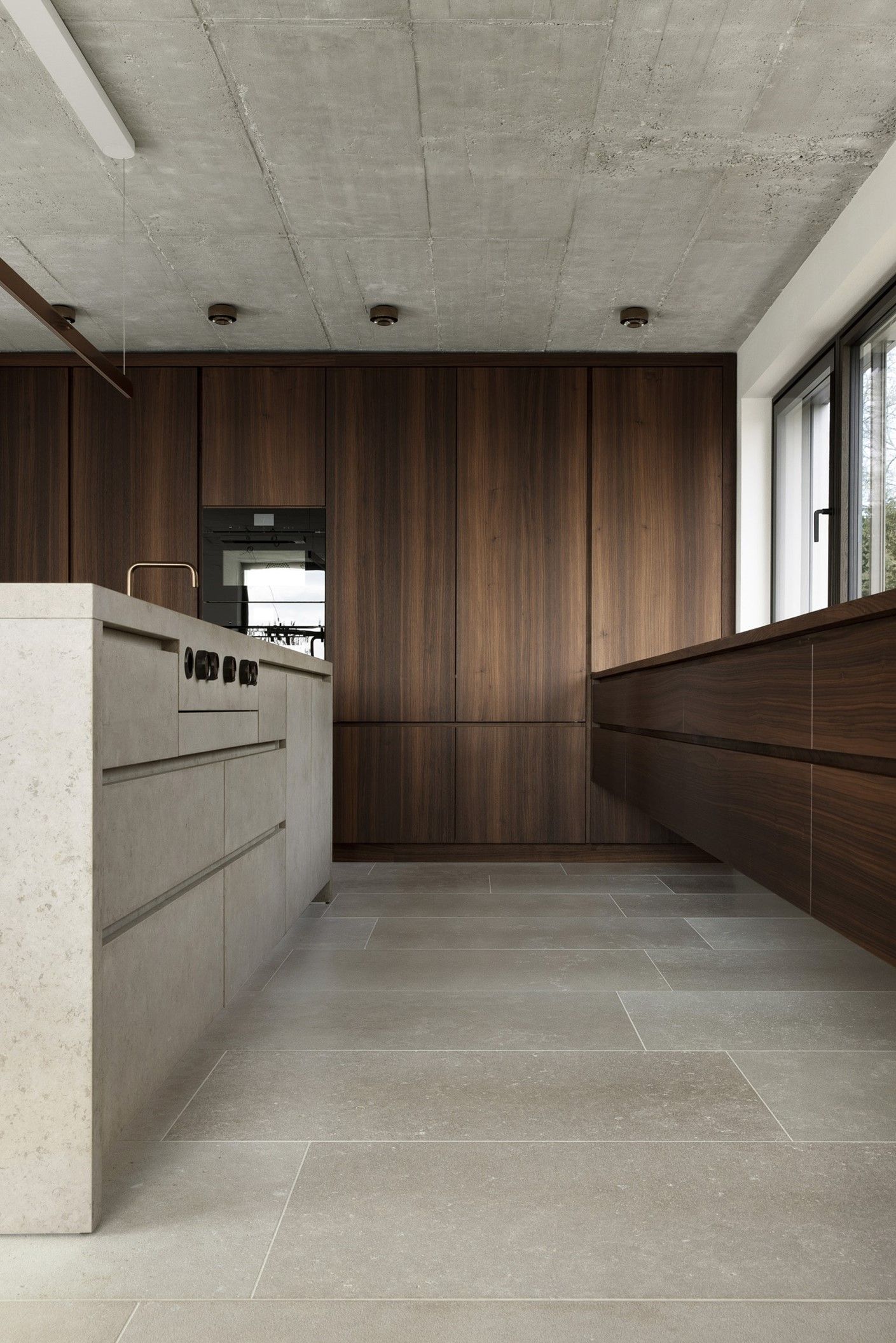 Natursteinboden aus Ägypten in Graubeigenuancen, modernes Design mit Küche aus Holz und Stein