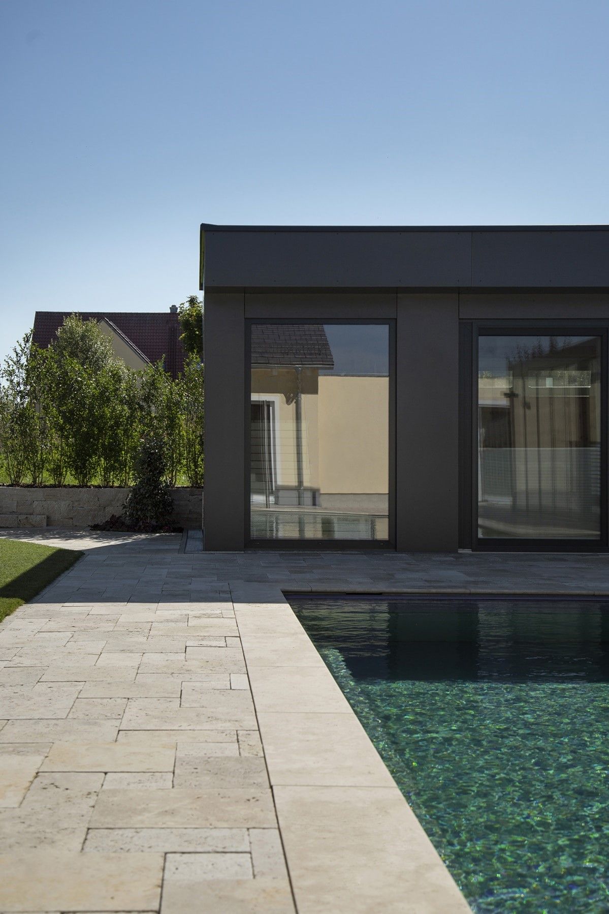 Naturstein Terrassenplatten aus Travertin Beige mit moderner Architektur