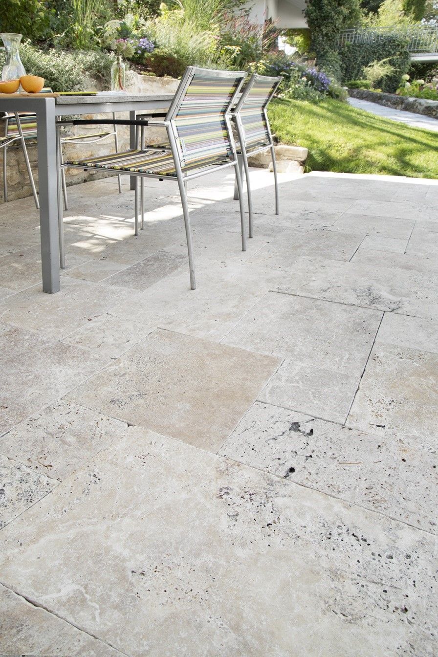 Naturstein Terrassenplatten aus Travertin Beige im römischen Verband verlegt antik getrommelt