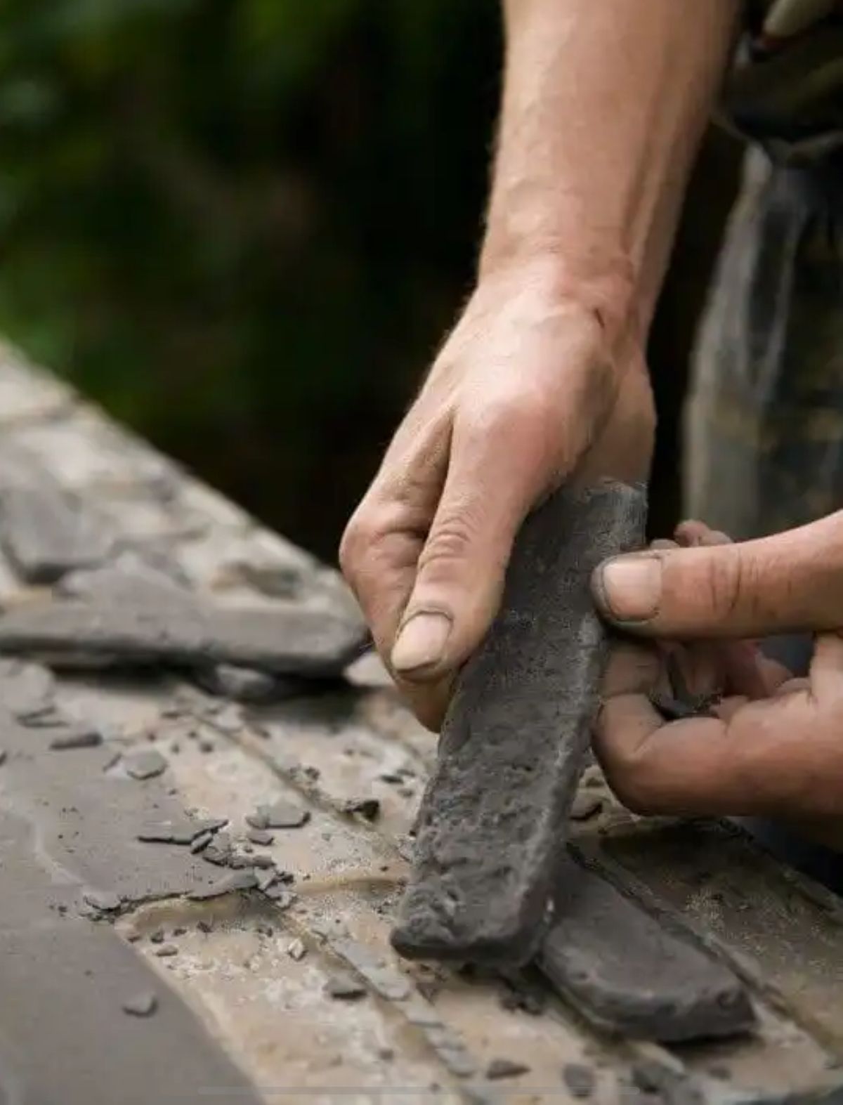 Handarbeit an Natursteinziegeln für Castle Stones Boden