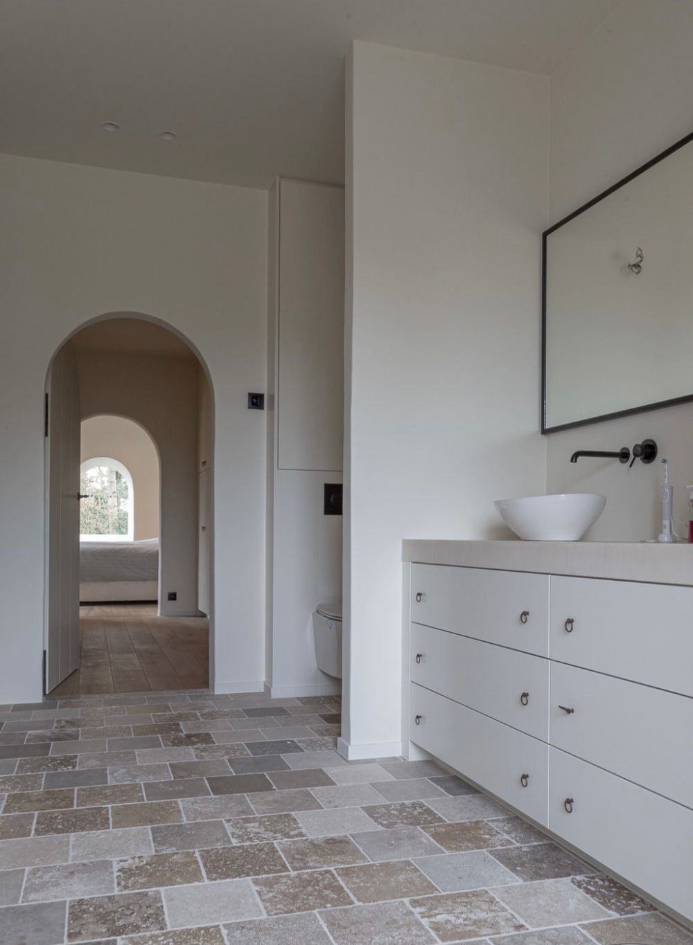 Badezimmerboden mit kleinen Natursteinplatten gemischte Nuancen in Ockerbeige antike Oberfläche