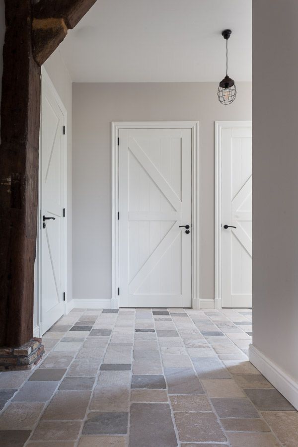 Hausflur Diele mit Natursteinboden Vintage Burgunderstein in Offgrey und Greigenuancen antike Oberfläche