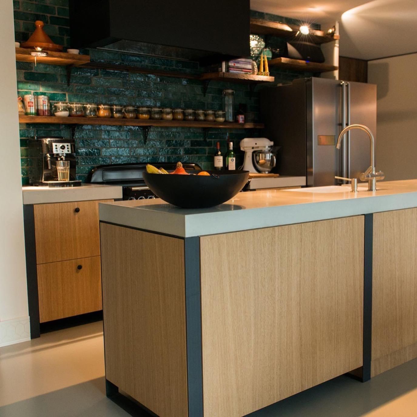 Küche Fliesen handgemacht Grün Regal Holzküche Schreinerküche