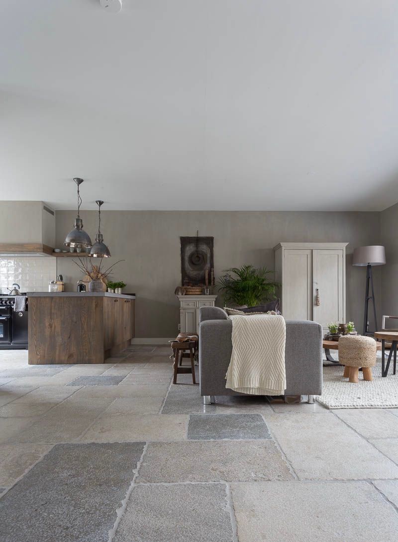 Wohnzimmer Natursteinboden Vintage Burgunderstein in Offgrey und Greigenuancen antike Oberfläche