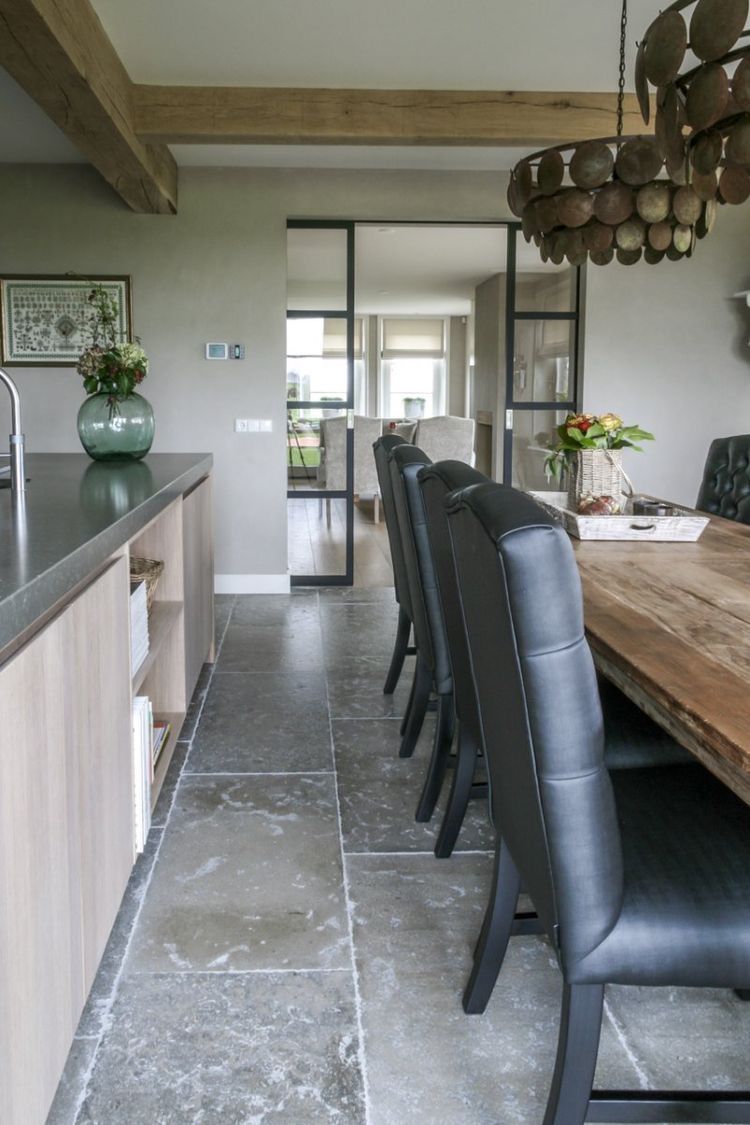 Wohnküche mit Vintage Natursteinboden Burgunderstein in Dunkelgrau Antike Oberfläche