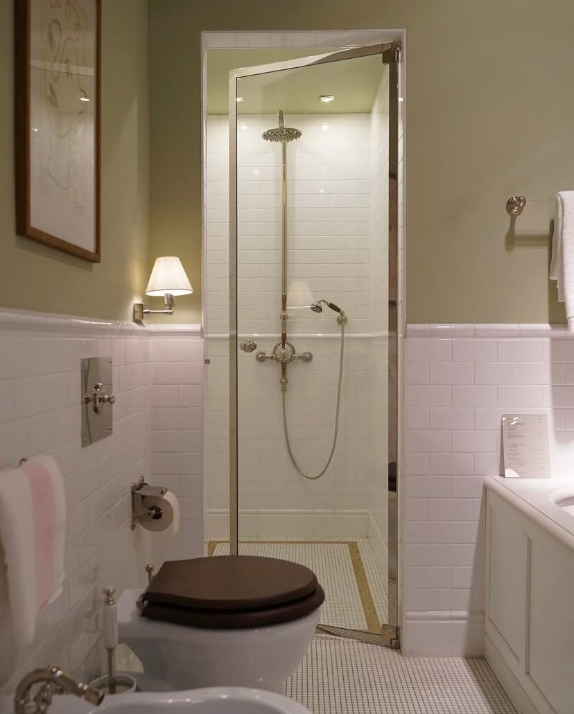 Traditionelles Baddesign mit Kleinformat-Metrofliesen, englisches Design, Wandfarbe in Khakigrün.