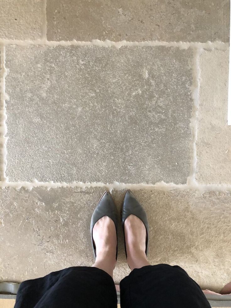 Natursteinboden Vintage Burgunderstein in Offgrey und Greigenuancen antike Oberfläche und Kanten