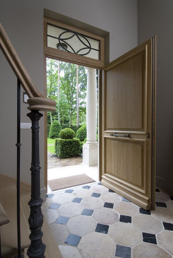 Hausflur Diele Natursteinboden Vintage Burgunderstein Achteckfliese Beige mit schwarzen Einleger