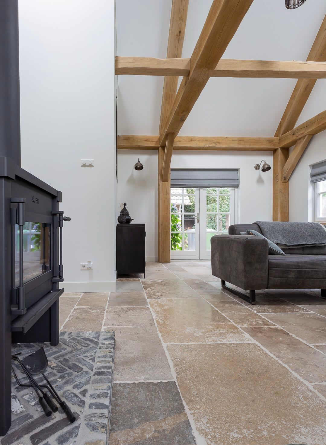 Antiker Burgunder Natursteinboden aus Frankreich im Wohnzimmer mit Holzbalken