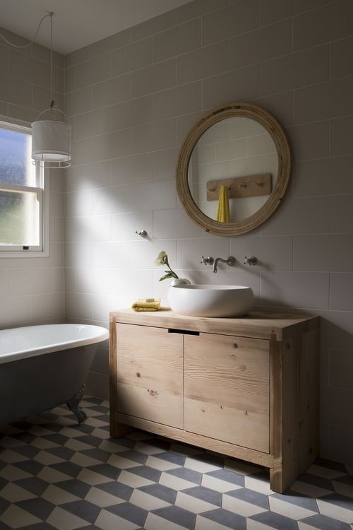 Zementfliesen in Schwarzweiß Muster von Pophamdesign mit Unterschrank aus Holz