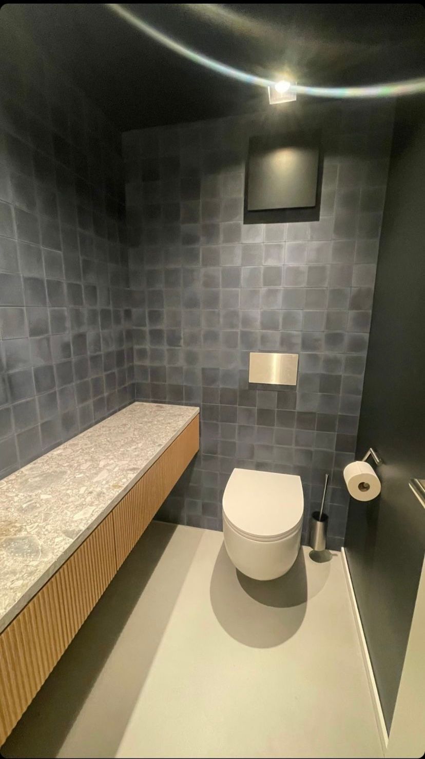Gäste-WC mit Unifarbenen Zementfliesen in Petrolfarben, modernes Baddesign mit Unterschrank aus Holz