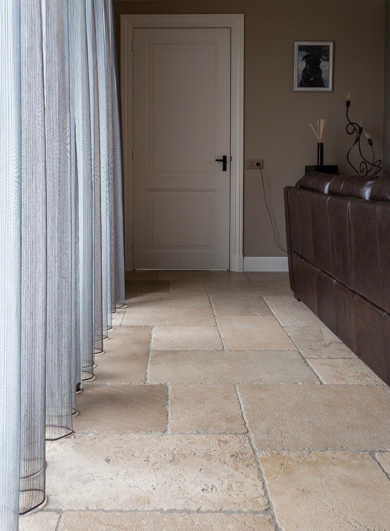 Wohnzimmerboden mit Burgunder Natursteinboden Cremebeige Antikes Finish Vintage