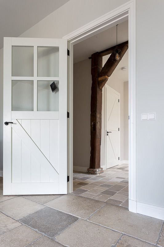 Hausflur Diele mit Natursteinboden Vintage Burgunderstein in Offgrey und Greigenuancen antike Oberfläche