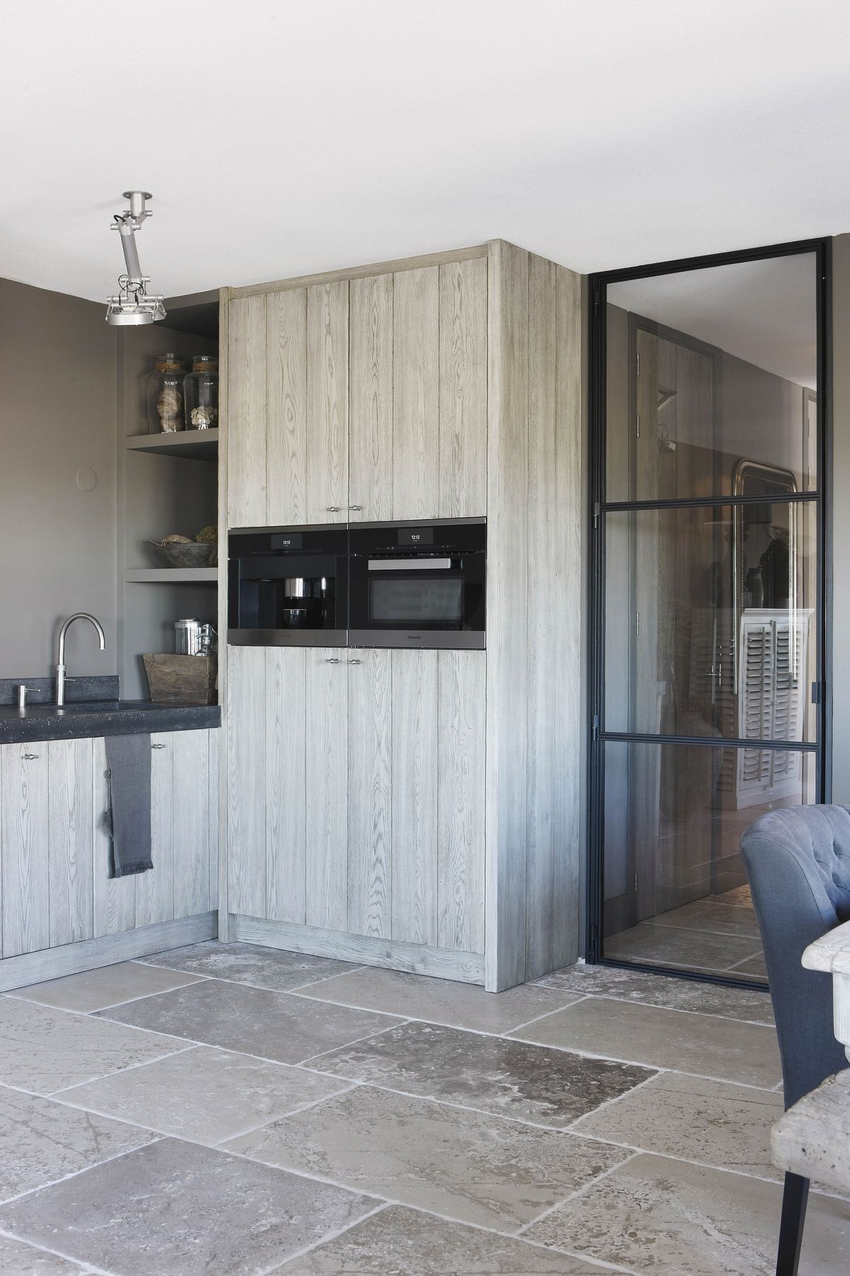 Antik Burgunderstein in Hellgraunuancen als Küchenboden mit Schreinerküche aus Holz