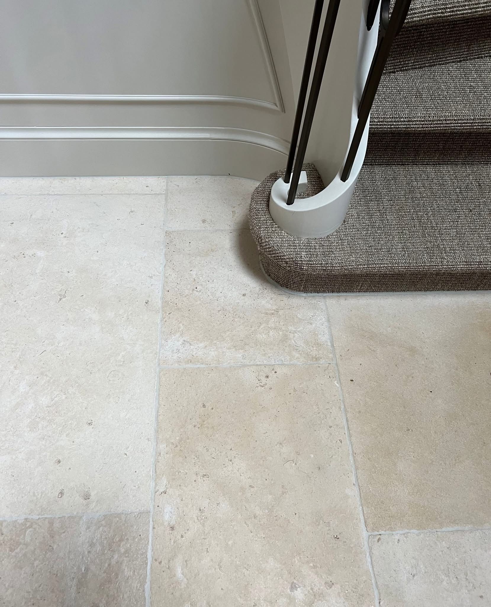 Hausflur Diele mit Natursteinboden Burgunderstein aus Frankreich helle Farben Beige
