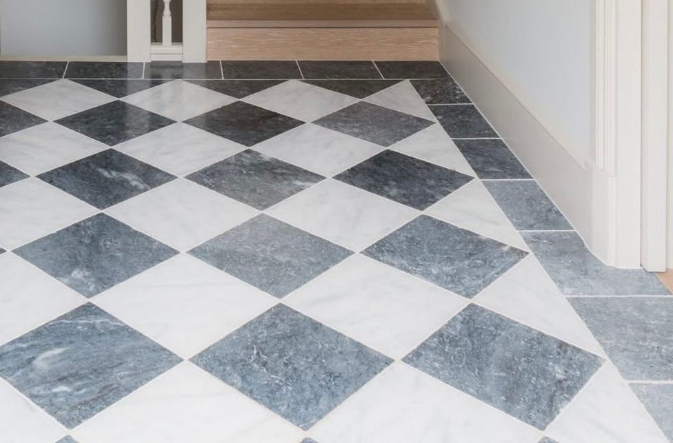 Hausflur Diele Schachbrettmuster Natursteinboden getrommelt Schwarzweiß italienischer Marmor
