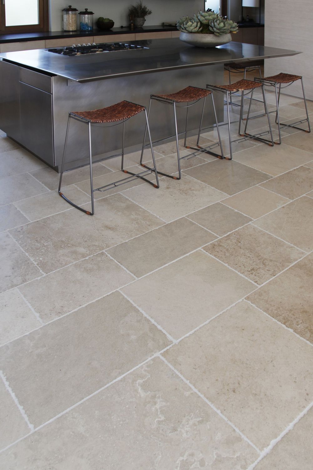 Moderne Küche mit vintage Burgunder Natursteinboden helle Cremefarben gemischte Nuancen