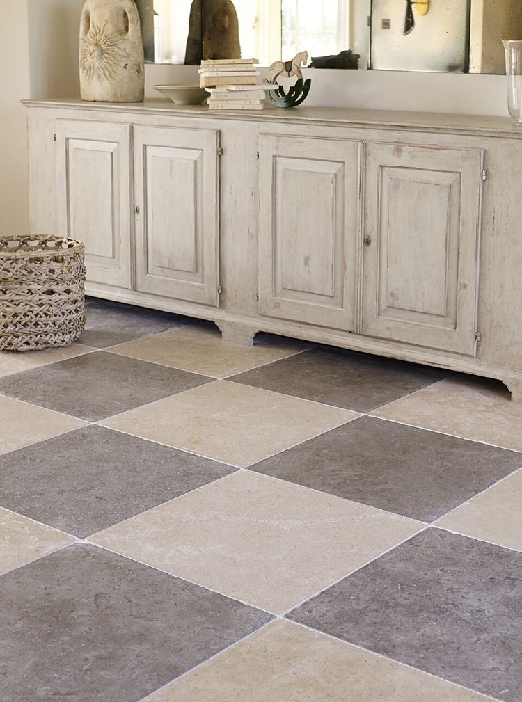 Küche Schachbrettmuster Natursteinboden getrommelt Graubraun und Beige Travertin