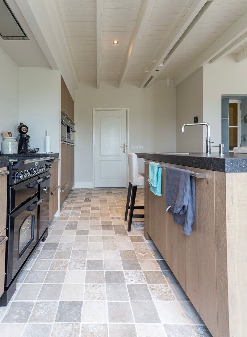 Küchenboden mit kleinen Natursteinplatten gemischte Nuancen in Ockerbeige antike Oberfläche